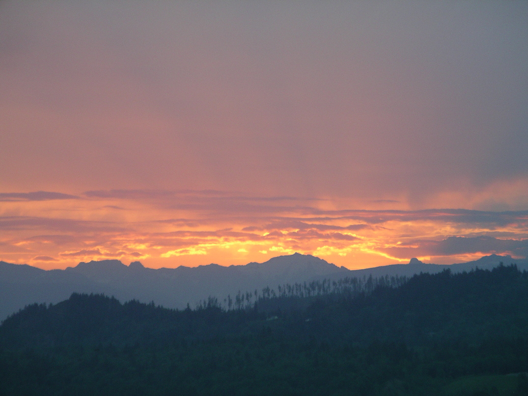 Monroe, WA: Sunrise over Cascades-Snoqualmie River Valley