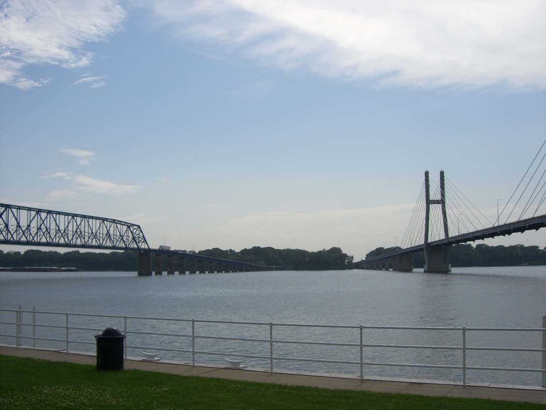 Quincy, IL : Memorial Bridge and Bayview Bridge Across The Mississippi