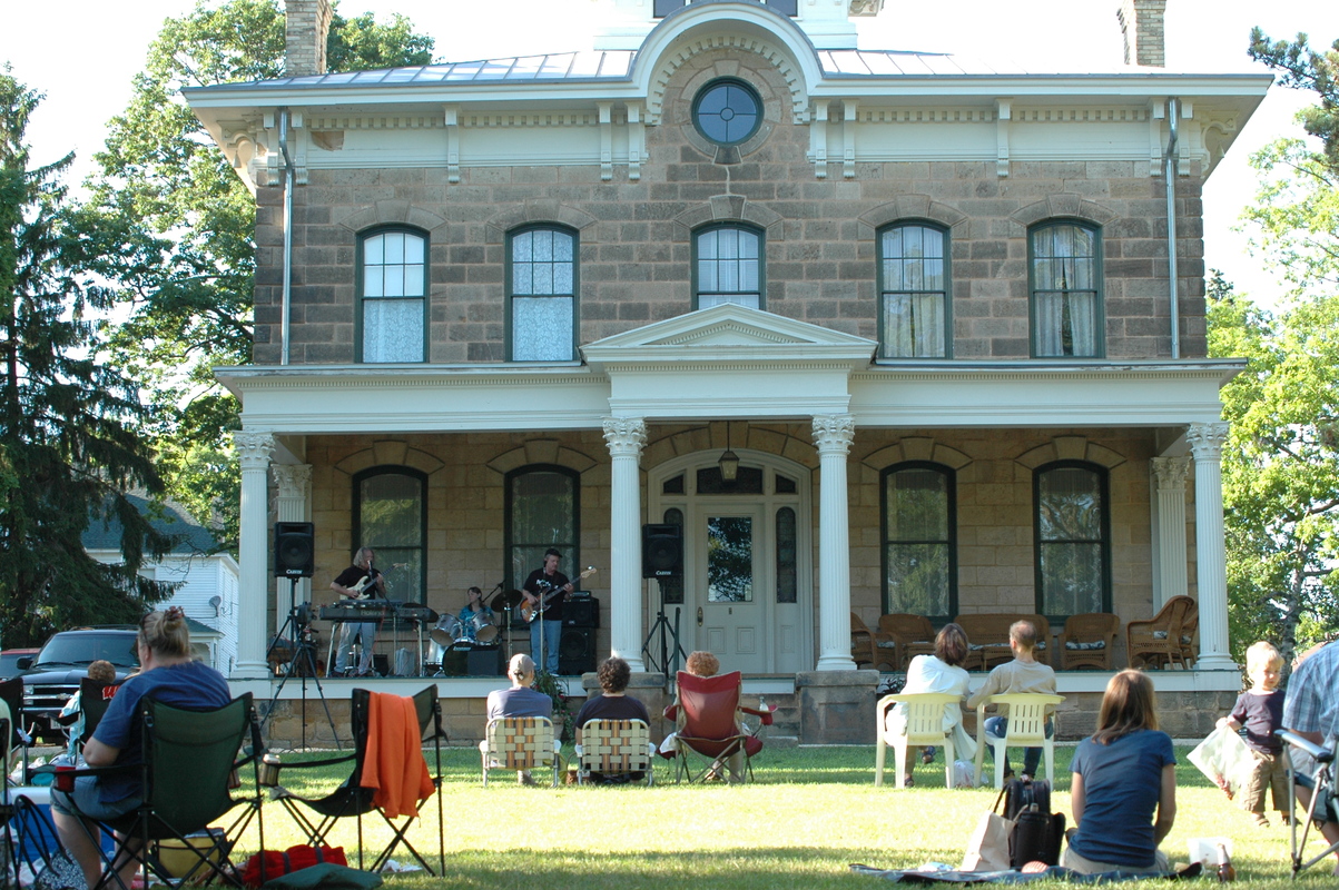 Mineral Point, WI: Orchard Lawn- Jammin on the porch