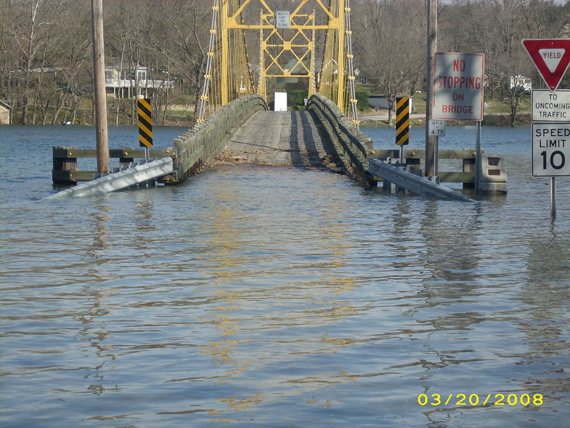 Eureka Springs, AR : Beaver Town suspended bridge closed due to flood