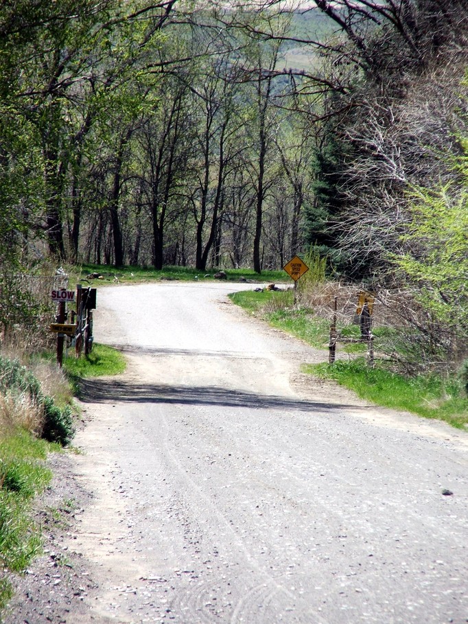 Hagerman, ID: Road entering the State Fish Hatchery