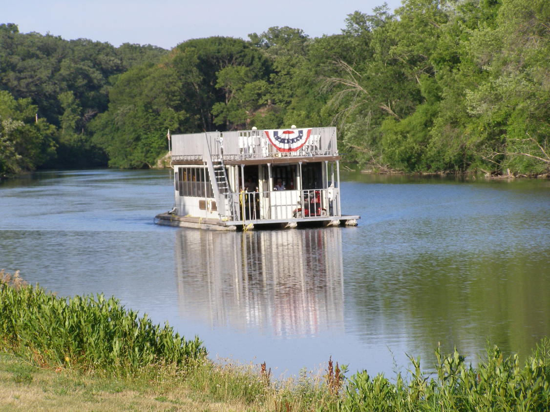 Iowa Falls, IA: Riverboat giving rides down the Iowa River