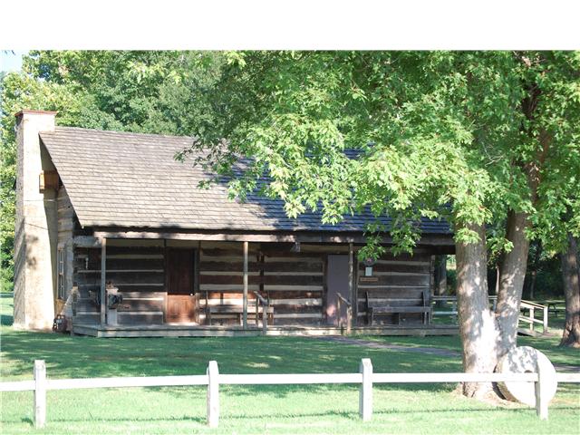 Rutherford, TN : Davy Crockett Cabin-Museum