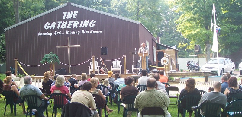 Fairfield Beach, OH : Outdoor church service 