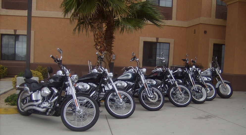 Hesperia, CA : Motorcycles in front of the Holiday Inn Experss & Suites in Hesperia