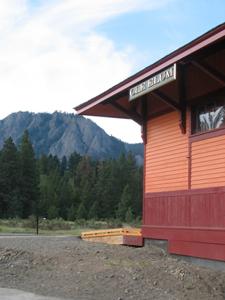 South Cle Elum, WA : Depot at South Cle Elum and Mt. Peoh