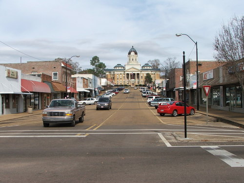 Mendenhall, MS: Looking north on Main Street toward the courthouse