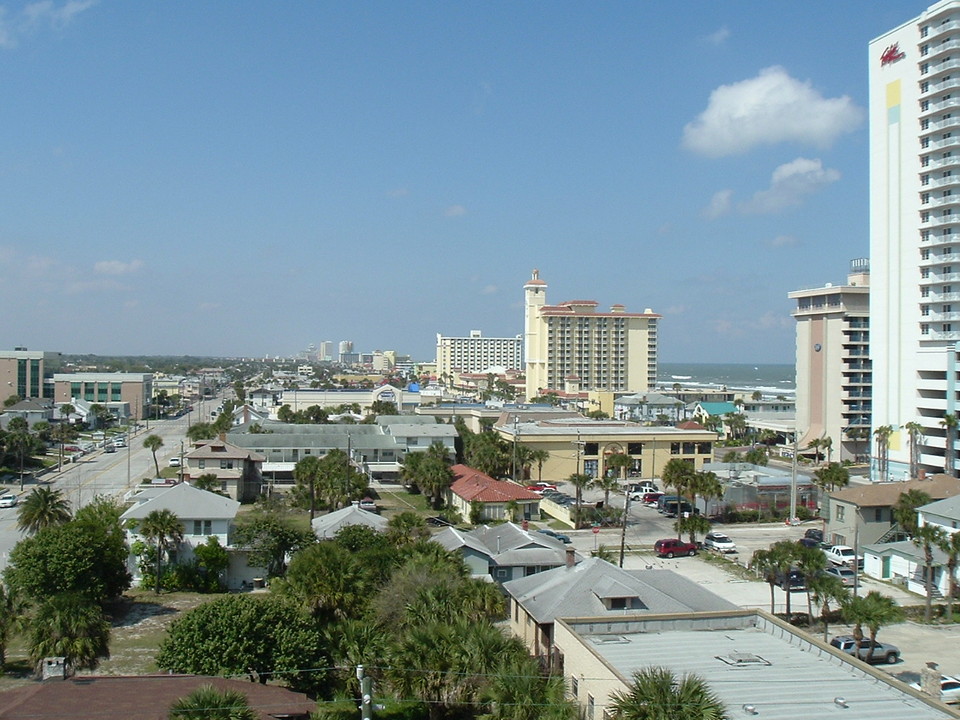 Daytona Beach, FL: Daytona Beach looking north from the big parking garage