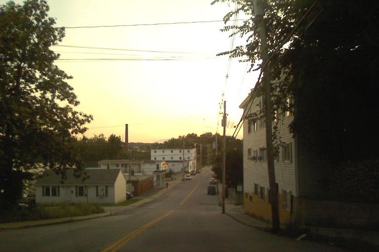 Sanford, ME: Looking down High st towards para's pizza.