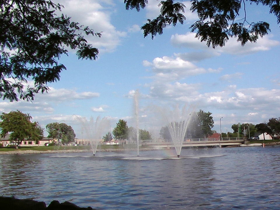 Albert Lea, MN: Fountain Lake, Fountains, looking toward Bridge Ave