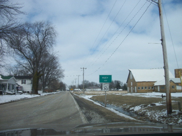 Huey, IL: The sign as you enter Huey and the population.