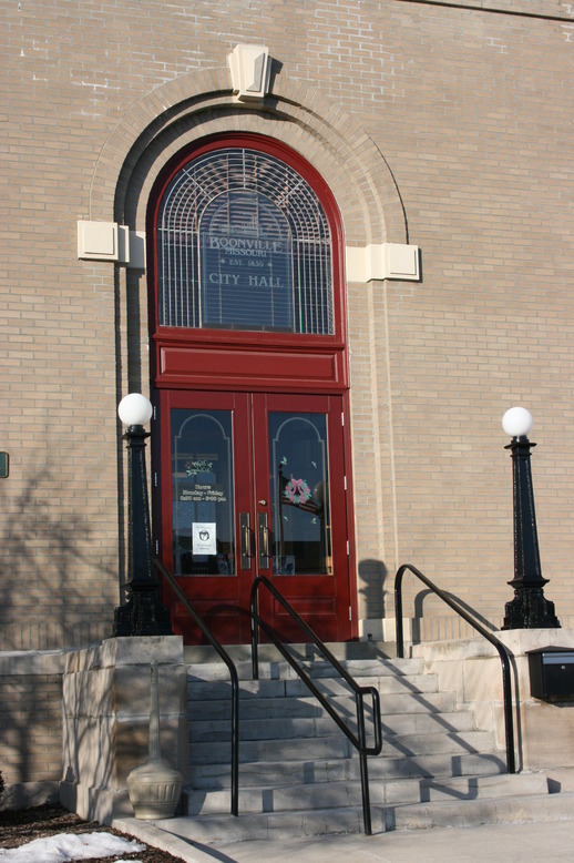 Boonville, MO: Boonville City Hall, front door