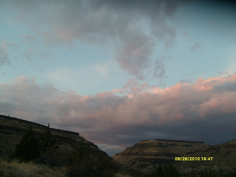Warm Springs, OR: Beautiful Sunset & Hills climbing the hill out of Warm Springs headed to Madras