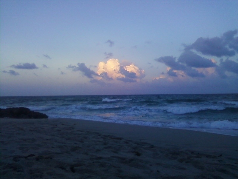 Deerfield Beach, FL: Afternoon in Deerfield Beach, yhe sun hiding behind clous like a painting.