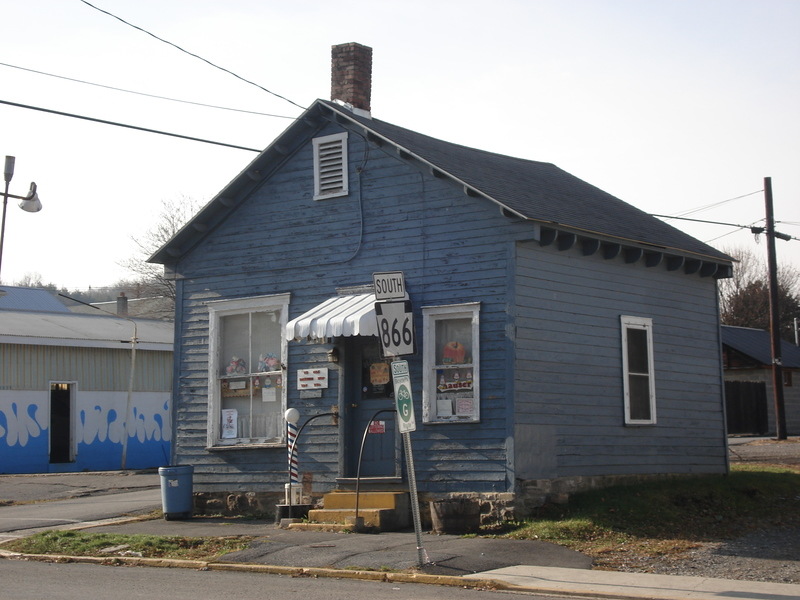 Williamsburg, PA: Ye Olde Barber Shop - High Street