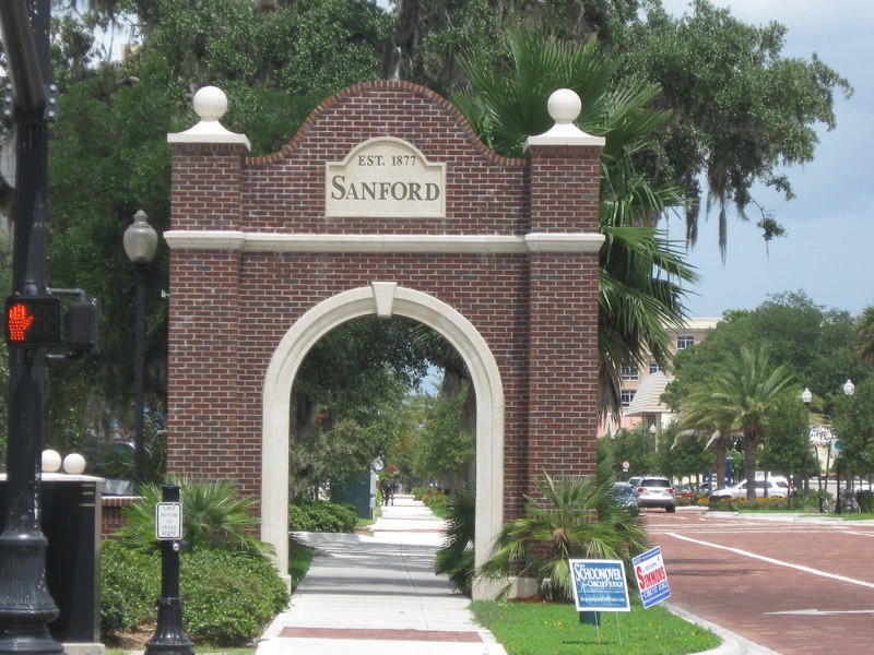 Sanford, FL: downtown entrance