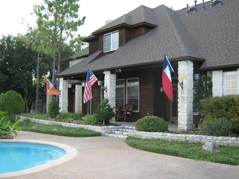 Annetta South, TX: Flags flying in Annetta South, Texas