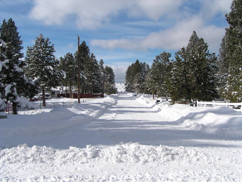 Deschutes River Woods, OR: Typical street view in winter. The roads are plowed by Deschutes County.