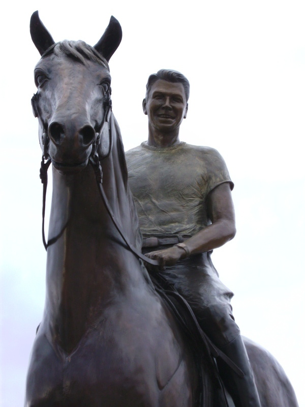Dixon, IL: Dixon Riverfront Plaza - Ronald Reagan Statue