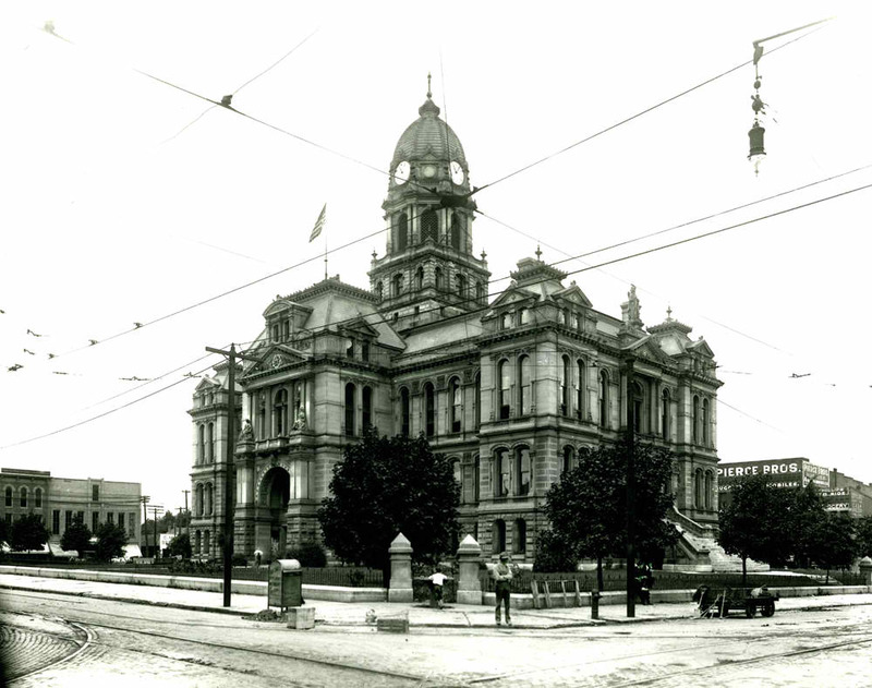 Muncie, IN: The First Court House