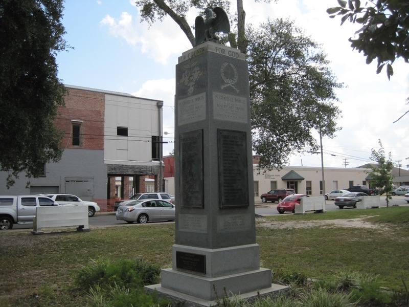 De Ridder, LA: Veteran's Monument - Beauregard Parish Courthouse