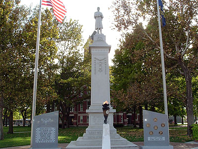 Lyons, KS: Lyons, KS war monument