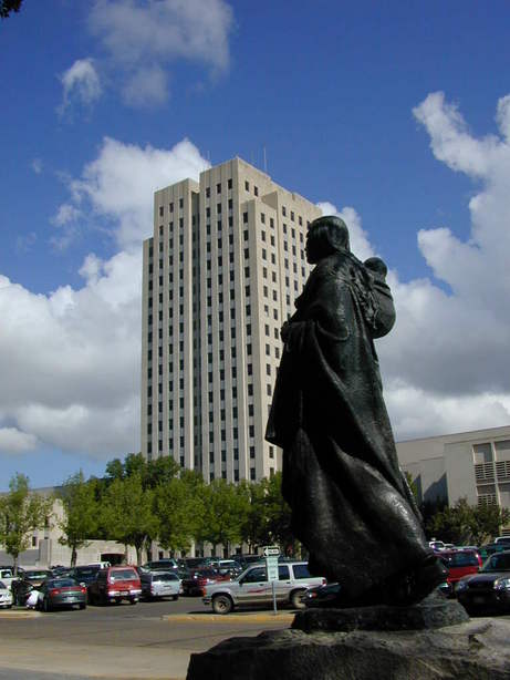 Bismarck, ND: Statue of Sakakawea & State Capitol Building