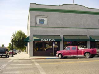 Waterford, CA: Pizza Plus, one of the two major competing pizza parlors in town, is a generally loved town hang out.
