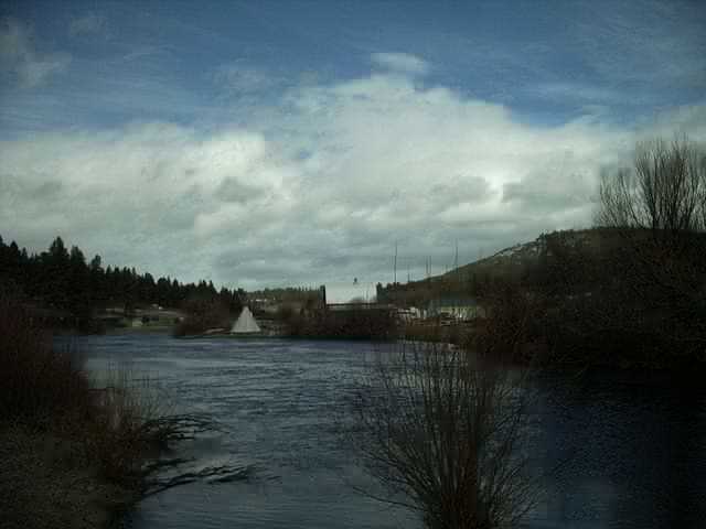 Mill City, OR : This is down river from Mill City past the still working Mill.