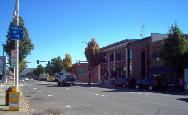 Newberg, OR: City Hall and downtown Newberg