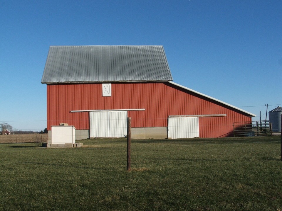 Maroa, IL: Red Barn "in the country" about 5 miles outside the city limits of Maroa, IL