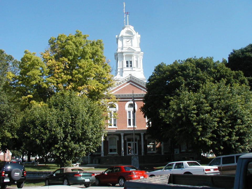 Fayette, MO: Courthouse - Downtown Fayette