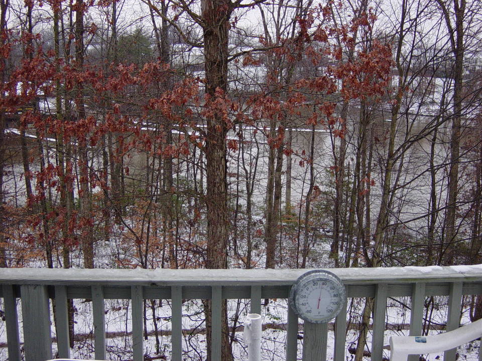 Lake Ridge, VA: First day snow inlake Ridge..check out the temp.