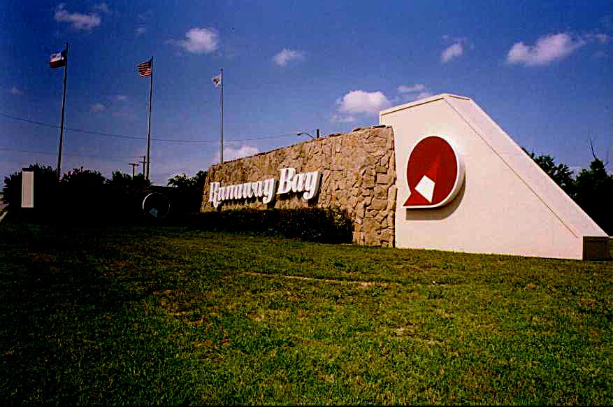 Runaway Bay, TX: Main Entrance to Runaway Bay