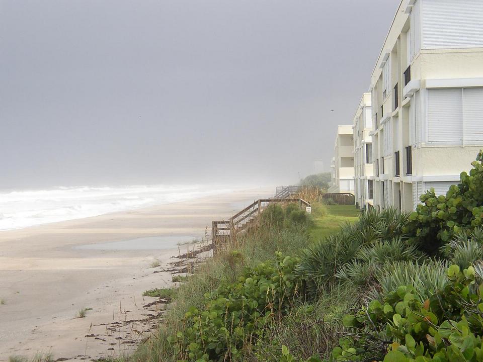 Melbourne Beach, FL: Ocean view of the Windjammer Condominiums in Melbourne Beach