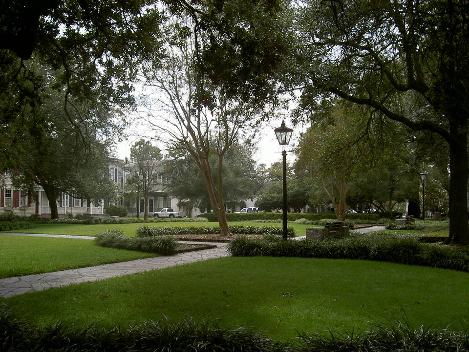 Savannah, GA: A typical streetscape in Savannah, GA