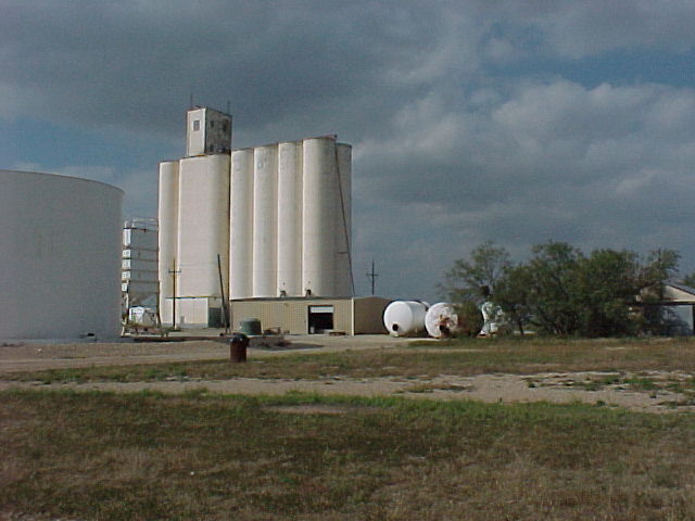 Roscoe, TX: A part of the past, the silo can be seen from 8 miles out.