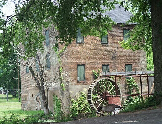 Lindale, GA: This ole mill sits on the creek that runs through Lindale