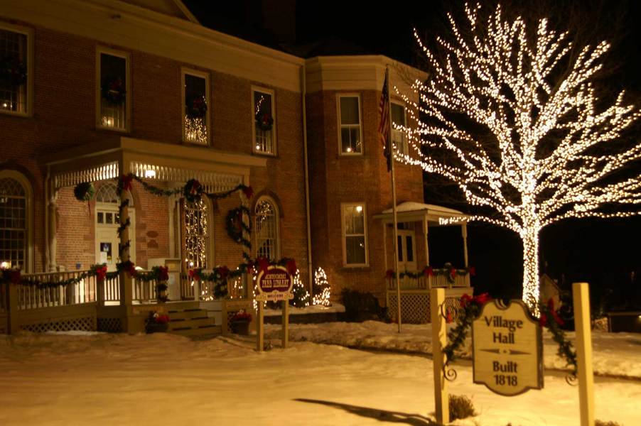 Montgomery, NY: Village Hall with its tree of lights