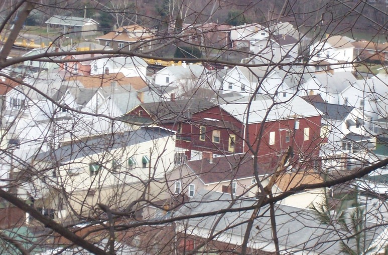 East Vandergrift, PA: Looking down on East Vandergrift