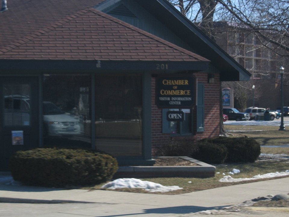 Lake Geneva, WI: Chamber of Commerce - south side, overlooking the lake