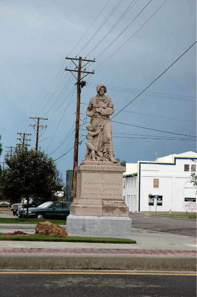 Lamar, CO: Statue