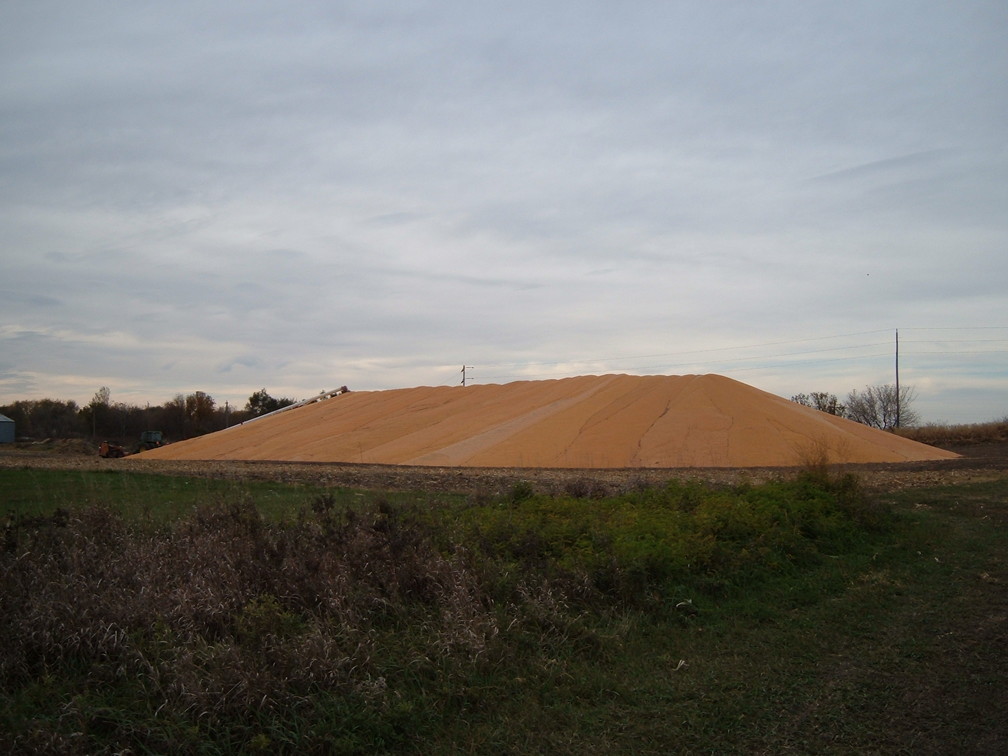 Blairsburg, IA: Corn Pile Complete