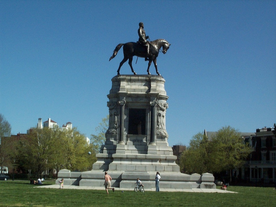 Richmond, VA: Statue of Robert E. Lee on Monument Blvd. Richmond, VA
