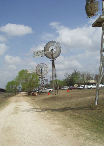 Poteet, TX: Driveway to Poteet Country Winery