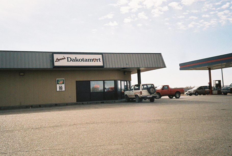 Fort Thompson, SD: Lynn's Dakotamart Gas, grocery and Taco Bell