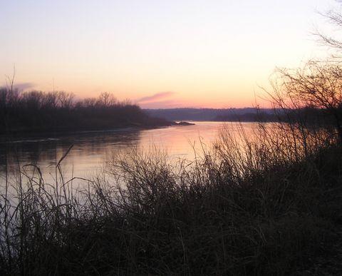 Parkville, MO: Missouri River Bend next to Downtown