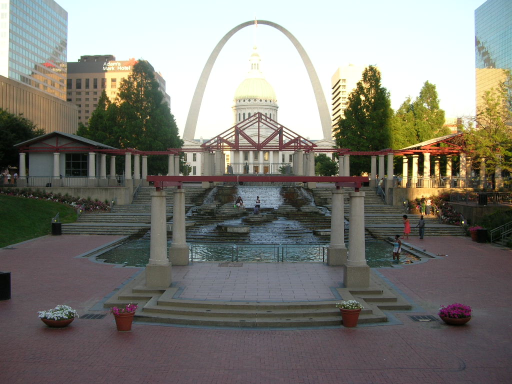 St. Louis, MO: The Arch viewed past downtown gathering place