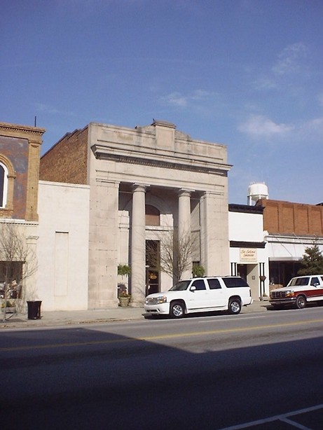 Camden, SC: Camden Crescent Grille (in an old bank building)