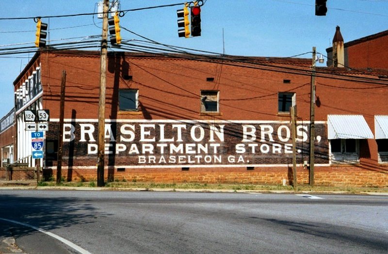 Braselton, GA: Entering Braselton from the west on GA Highway 124 (The Braselton Highway)